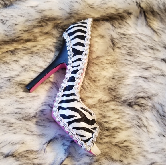 SALE! High Heel Ring Holder - Picture 4 of 4